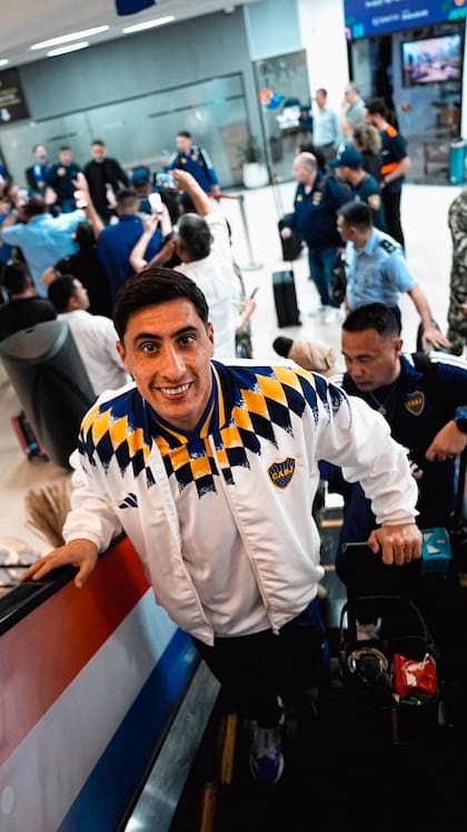 Miguel Merentiel, en la salida de Boca hacia Paraguay; podría ser titular en la revancha ante Recoleta