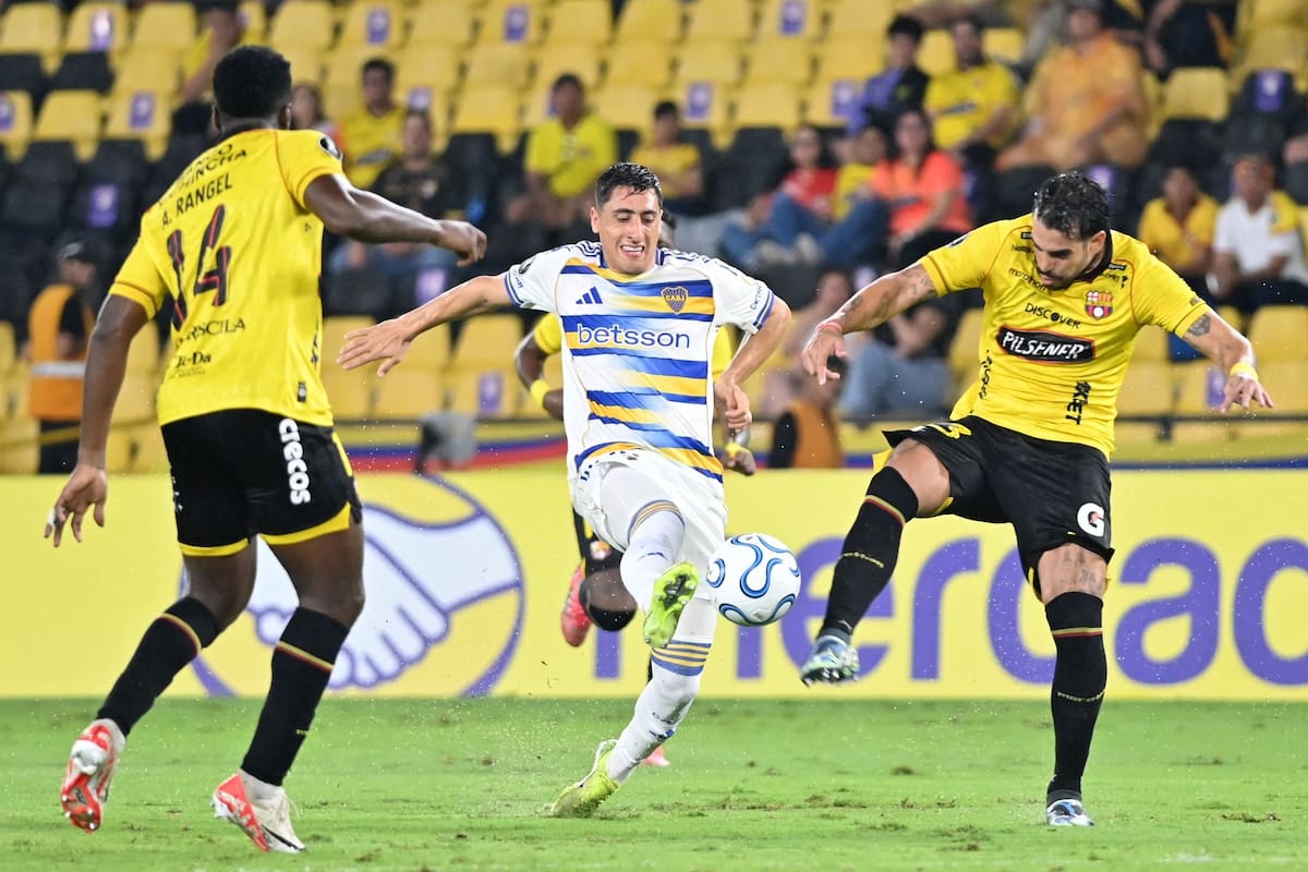 Miguel Merentiel entre Javier Baez y Alex Rangel en un golpe duro para Boca ante Barcelona, en Guayaquil. (Photo by MARCOS PIN / AFP)