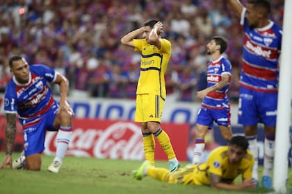Miguel Merentiel se lamenta y Luca Langoni yace después de una ocasión perdida; Boca cayó frente a Fortaleza en Brasil y complicó su tránsito en pos de la Copa Sudamericana.