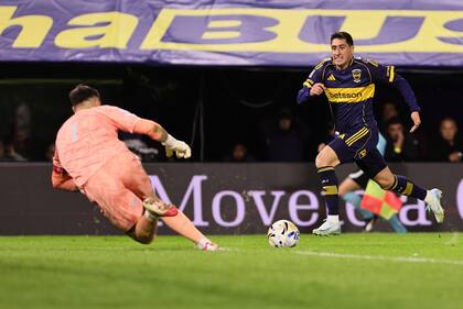 Miguel Merentiel sigue con la mira torcida: desperdició tres chances claras y Boca terminó sufriéndolo.