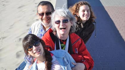 Miguel, Milagros, Margarita y Florencia en la costanera de Rada Tilly, Provincia de Chubut