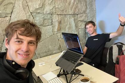 Miguel Morkin y Matías Carpintini, cofundadores de Volt y organizadores de Hack the Chat, la primera hackatón dedicada a WhatsApp