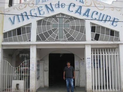Matute posa en la puerta de la capilla de Nuestra Señora de Cacupé