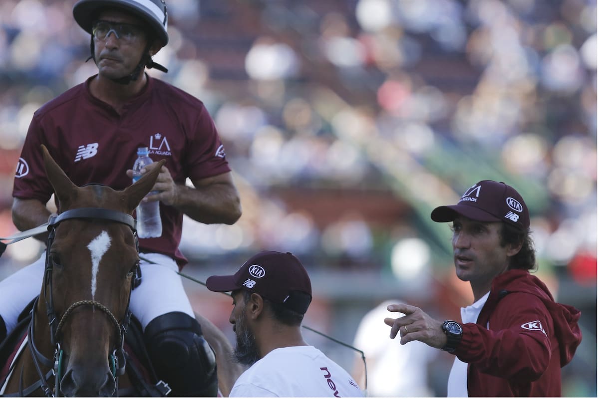 Miguel Novillo Astrada, atento a las instrucciones en los palenques