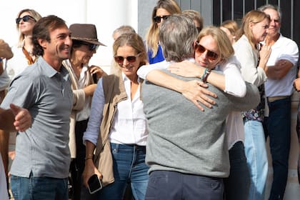 Miguel Novillo Astrada, gran amigo de la familia, saludó a los íntimos. Malena de Montalembert, prima hermana de Rafa, es contenida por un amigo.