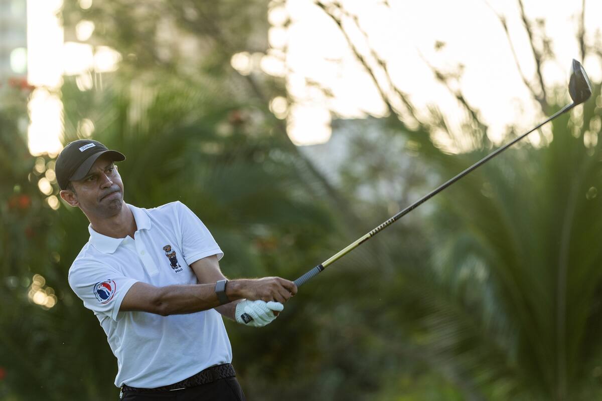 Miguel Ordoñez golpea la pelota en el Santa María Golf Club de Panamá durante las prácticas del LAAC.