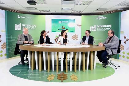 Miguel Paulón (Centro de Industria Lechera), Marcela Silvi (industrias ERCA SA), Eleonora Cole, Gustavo Idígoras (CIARA-CEC) y Alfredo Gusmán (Asociación Argentina de Angus)