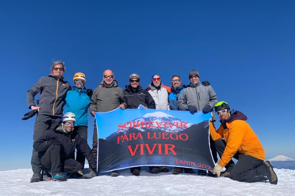Miguel Paz (de pie, el tercero empezando desde la izquierda), junto a sus amigos en la cumbre del Lanín