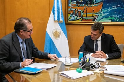 Miguel Pesce junto al ministro Sergio Massa reunidos en el ministerio de Economía