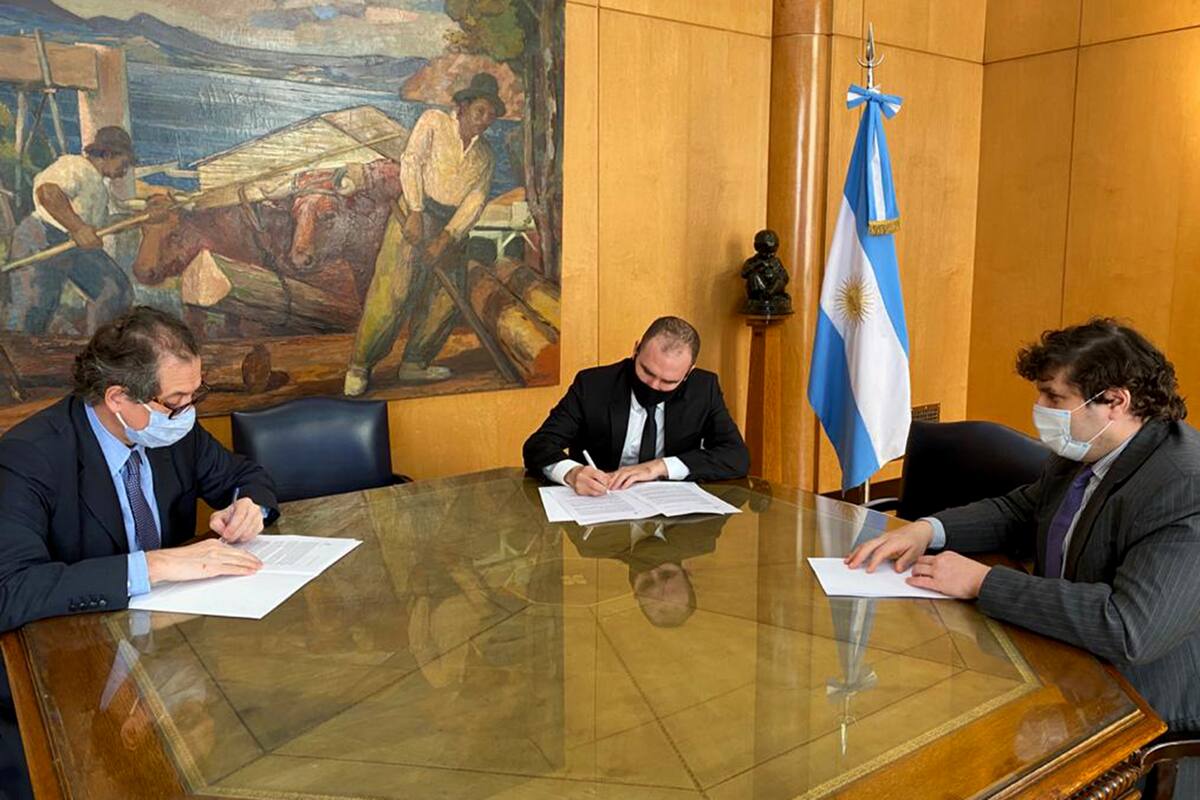 Miguel Pesce, presidente del Banco Central; Martín Guzmán, ministro de Economía, y Sergio Chodos, representante argentino ante el FMI, dieron por iniciadas las consultas con una carta