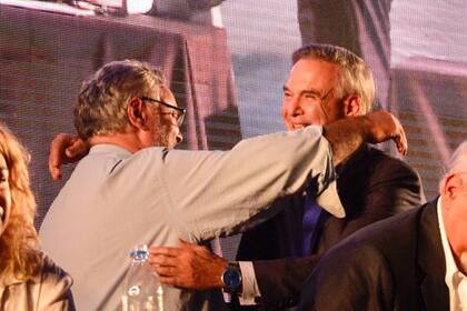 Miguel Pichetto abraza a Joaquín de la Torre, en el cierre del acto en San Miguel