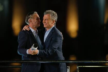 Miguel Pichetto saluda a Mauricio Macri en el cierre del acto en Córdoba