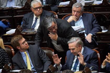 Miguel Pichetto y Nicolás Massot, de Encuentro Federal, firmaron el proyecto de Michel; en la foto se los ve conversando con Germán Martínez, el titular del bloque UP