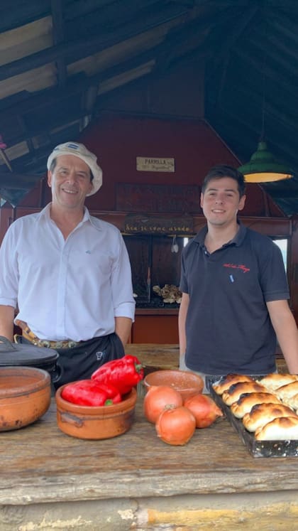 Miguel Quinteros junto a su hijo.