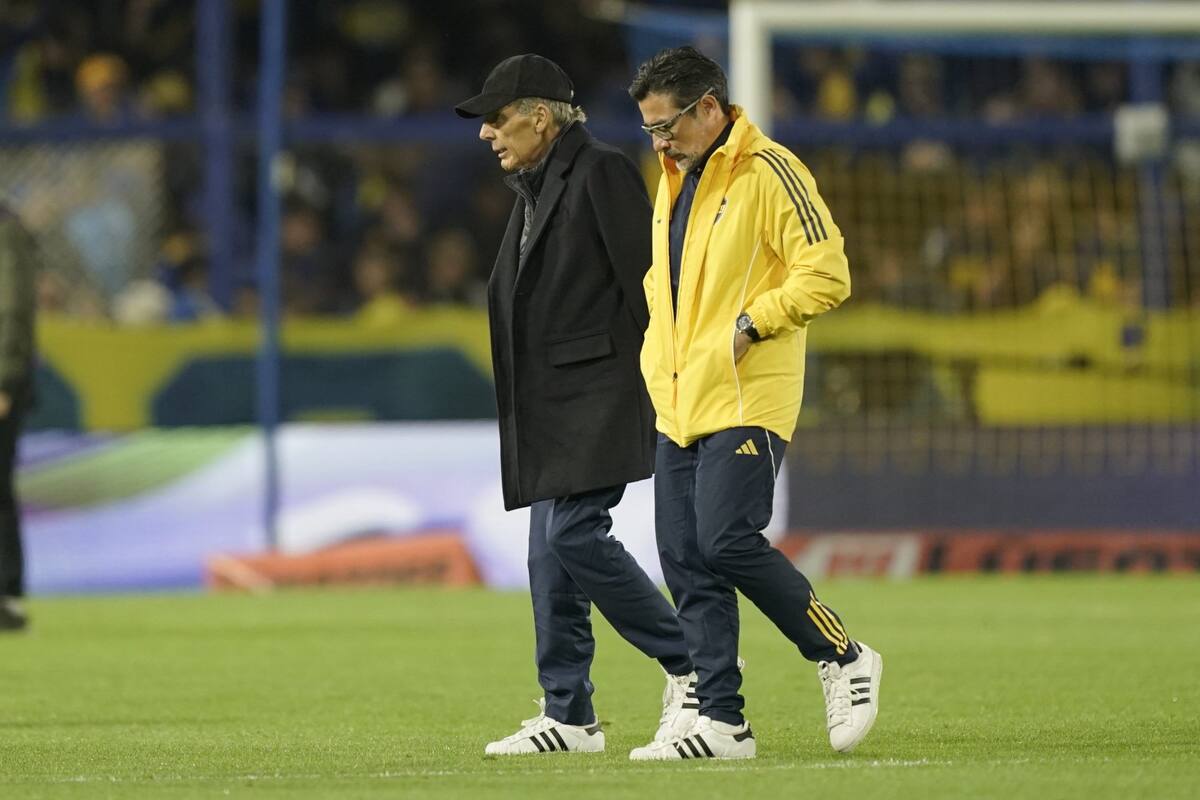 Miguel Russo camina con su ayudante Juvenal Rodríguez rumbo al vestuario tras el 2 a 2 de Boca con Central Córdoba, este domingo; tres días después, faltó por segunda vez en la semana a una práctica.