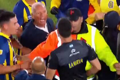 Miguel Russo descarga su furia ante el árbitro Rey Hilfer, tras la derrota de Rosario Central ante Independiente