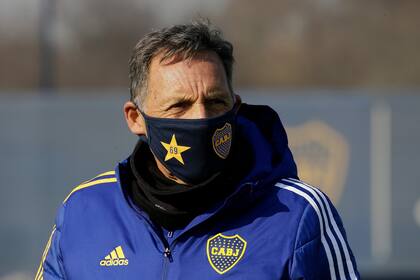 Miguel Russo, DT de Boca, que en principio no viajará a Paraguay por precaución