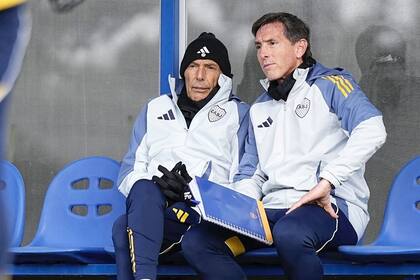 Miguel Russo piensa, Claudio Úbeda anota, la dinámica de un cuerpo técnico de Boca que intenta pilotear en la tormenta