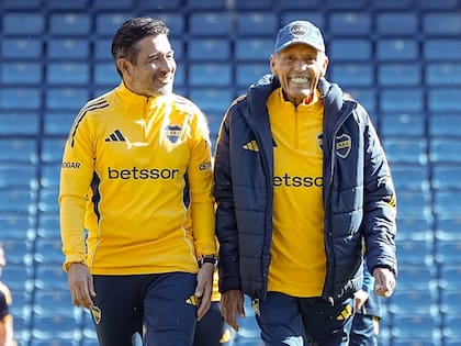 Miguel Russo y Juvenal Rodríguez, cuando se reencontró con el plantel de Boca tras la internación de hace dos semanas