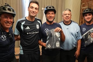 Tres amigos viajaron en bicicleta por 17 países y más de 10.000 millas para ver a Messi en el Mundial