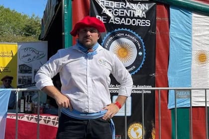 Miguel Sosa, capitán del equipo argentino en el World Barbecue Championship, delante del stand nacional en la competencia