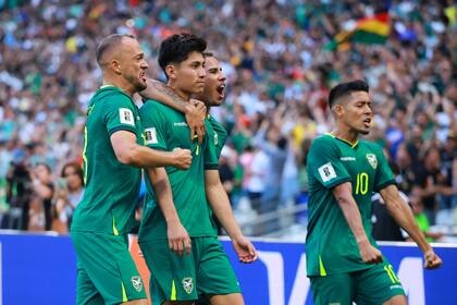 Miguel Terceros y sus compañeros festejan el gol del 2-1 boliviano que metió a la selección del altiplano en el partido definitivo ante Irak.