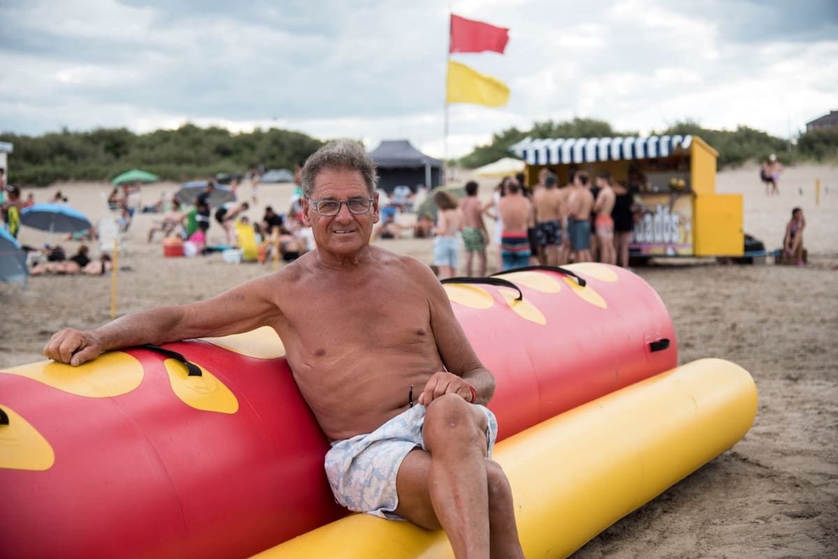 Miguel tiene hace 23 años la concesión de la banana en Pinamar