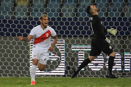 Miguel Trauco celebra luego de anotar el penal decisivo: Perú venció a Paraguay por 4-3 en la definición de penales, luego de haber igualado 3-3 en los 90 minutos en Goiania.