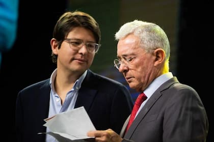 Miguel Uribe Turbay junto al expresidente Álvaro Uribe Vélez durante una reunión política
