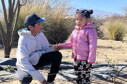 Miguel y Aurora se encargan de revisar la huerta, regar y darle de comer a los animales