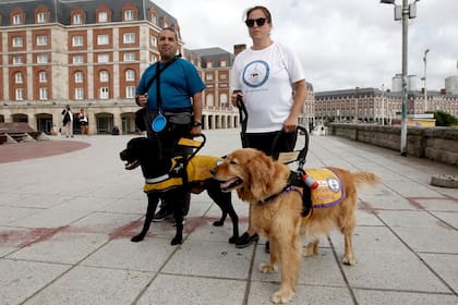 Miguel y María Sol junto a sus perros, Anubis y Canela; los lazarillos se convierten en los ojos de sus dueños y se enfrentan a todo tipo de barreras