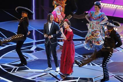 Miguel y Natalia Lafourcade cantando “Remember Me”, la canción ganadora de Coco