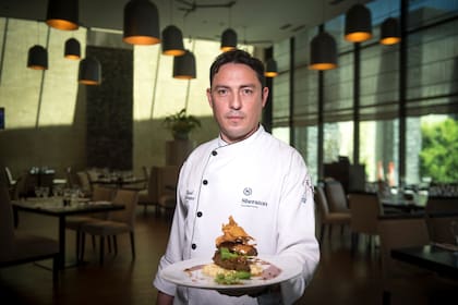 Miguel Zelarayán y el plato estrella: solomillo laqueado con miel de caña, cítricos y especias tucumanas.