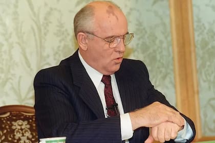 Mijaíl Gorbachov consultando su reloj antes del discurso televisado en el que anunció su renuncia el 25 de diciembre de 1991