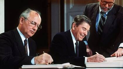 Mikhail Gorbachov y Ronald Reagan, en la firma de uno de sus acuerdos