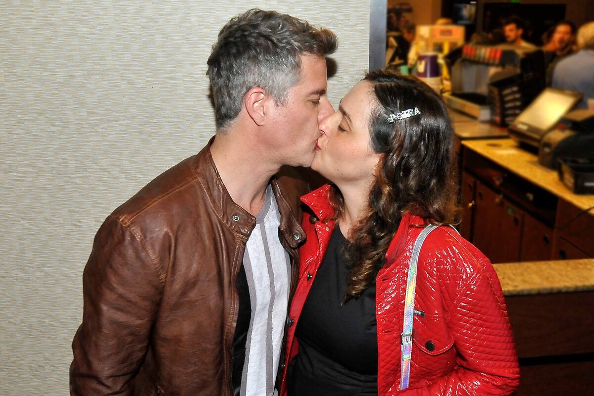 Mike Amigorena a puro beso en la premiere de Lectura según Justino, dirigida por Arnaldo André