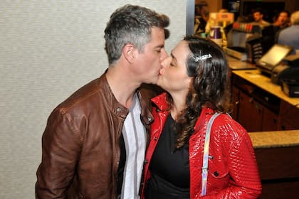 Mike Amigorena y su pareja, Sofía Vitola, a puro beso en la premiere de Lectura según Justino, el primer film que dirige Arnaldo André