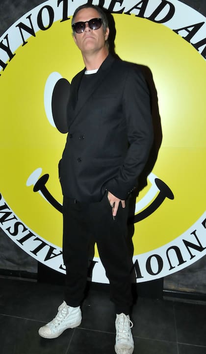 Mike Amigorena, de total black y zapatillas blancas, no quiso perderse la fiesta