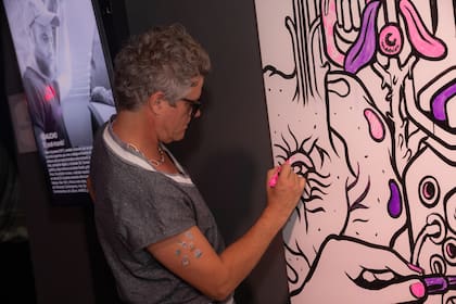 Mike Amigorena dejando su huella en el espacio dedicado al Doodle art.
