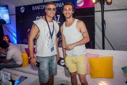 Mike Amigorena y Mariano Torre, bien fresquitos de musculosa y bermudas, en el festival BUE