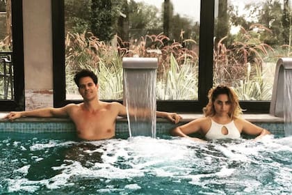 Como Mike tiene funciones de Cabaret de miércoles a domingo, aprovecha sus días libres para descansar con su novia.