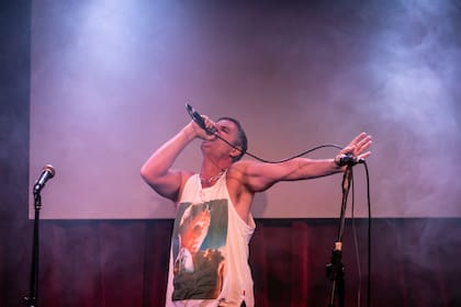 Mike Amigorena ya había participado del primer Karaoke Paraíso y esta vez volvió a subir al escenario para cantar un tema y no más, como se lo pedía el público porque al otro día tenía dos funciones de La cena de los tontos y había que cuidar la garganta