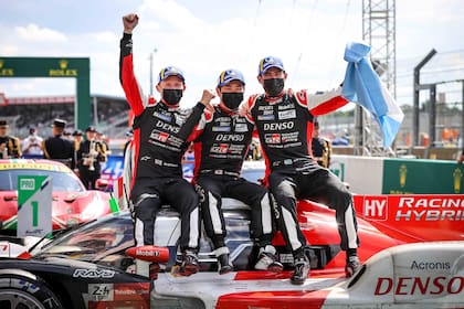 Mike Conway-Kamui Kobayashi-José María "Pechito" López, el trinomio que conquistó Le Mans de 2021; el cordobés se convirtió, 67 años después del éxito de Froilán, en el segundo argentino vencedor en la mítica carrera.