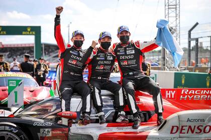 Mike Conway, Kamui Kobayashi y José María Pechito López festejan la victoria en las 24 Horas de Le Mans en 2021