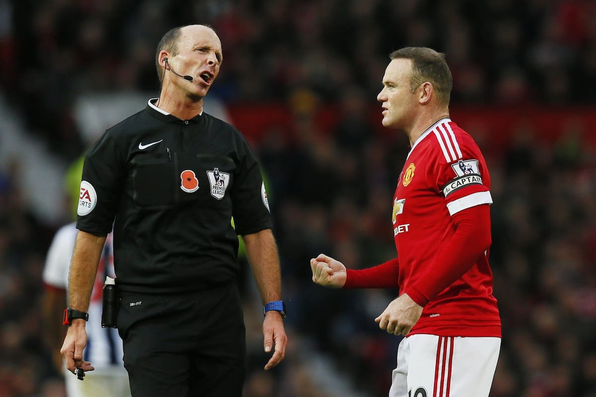 Mike Dean dirigiendo a Wayne Rooney en Manchester United ante West Bromwich Albion, por la Premier League en el Old Trafford en 2015