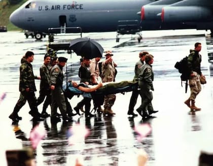 Mike Durant llega en camilla a la base aérea de Ramstein, en Alemania, tras ser liberado después de once días de cautiverio en Somalia