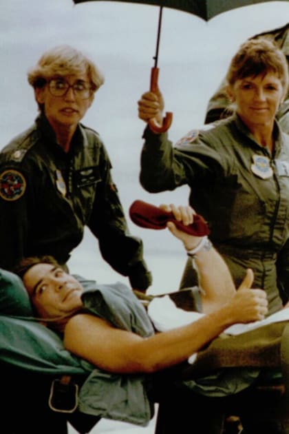 Mike Durant saluda con un pulgar en alto