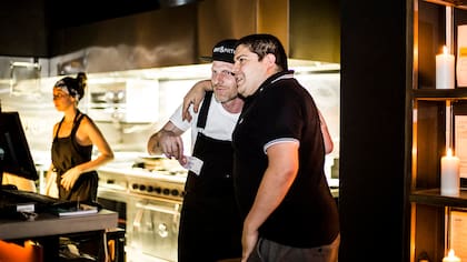 Mike junto al cocinero de Toronto, Cristobal