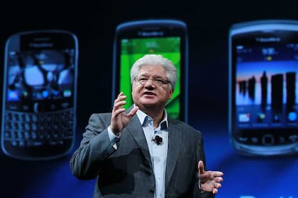 Mike Lazaridis, cofundador y ex CEO de BlackBerry, evalúa adquirir la compañía