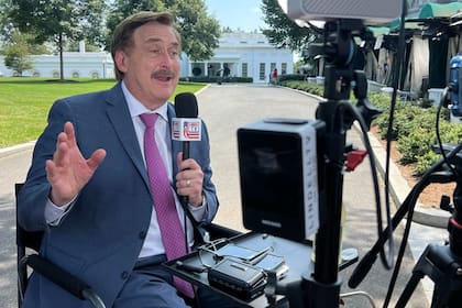 Mike Lindell fue interrumpido en vivo durante una entrevista en la Conferencia de Acción Política Conservadora